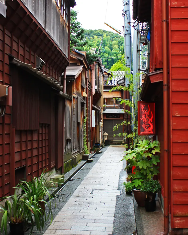 Smal steegje met houten theehuizen in Kanazawa