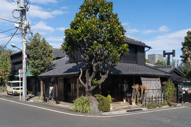 Oud houten huis op een straathoek in Yanaka, Tokyo